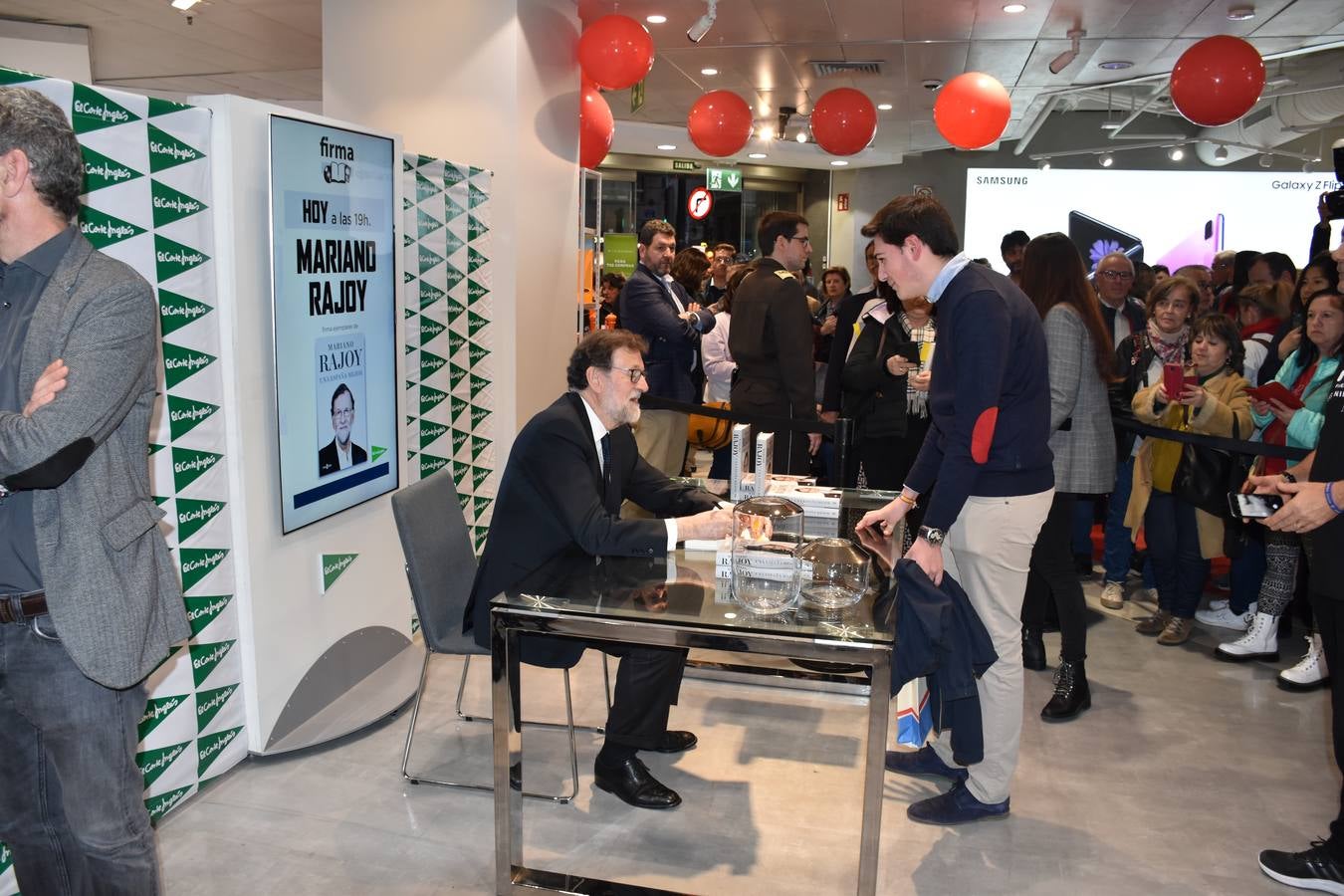 Cientos de personas han podido obtener su ejemplar firmado y hacerse fotos junto al expresidente del Gobierno en El Corte Inglés de Colón